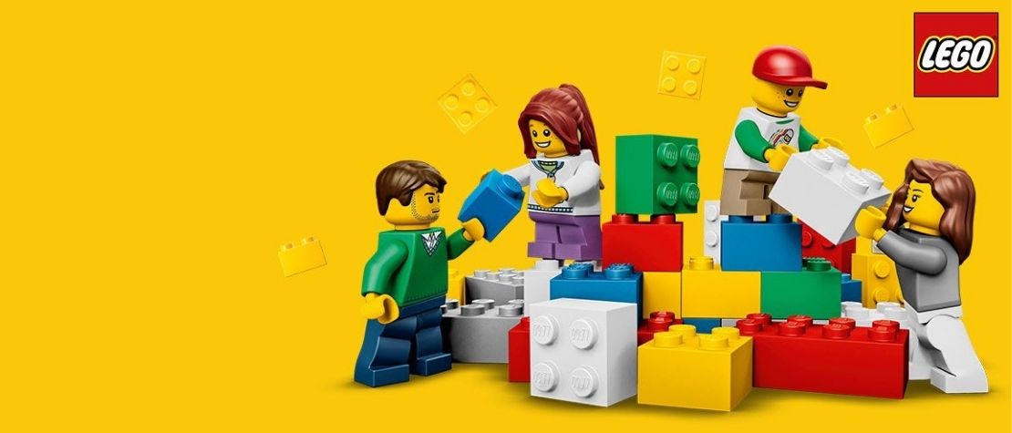 Lego minifigures and Lego bricks